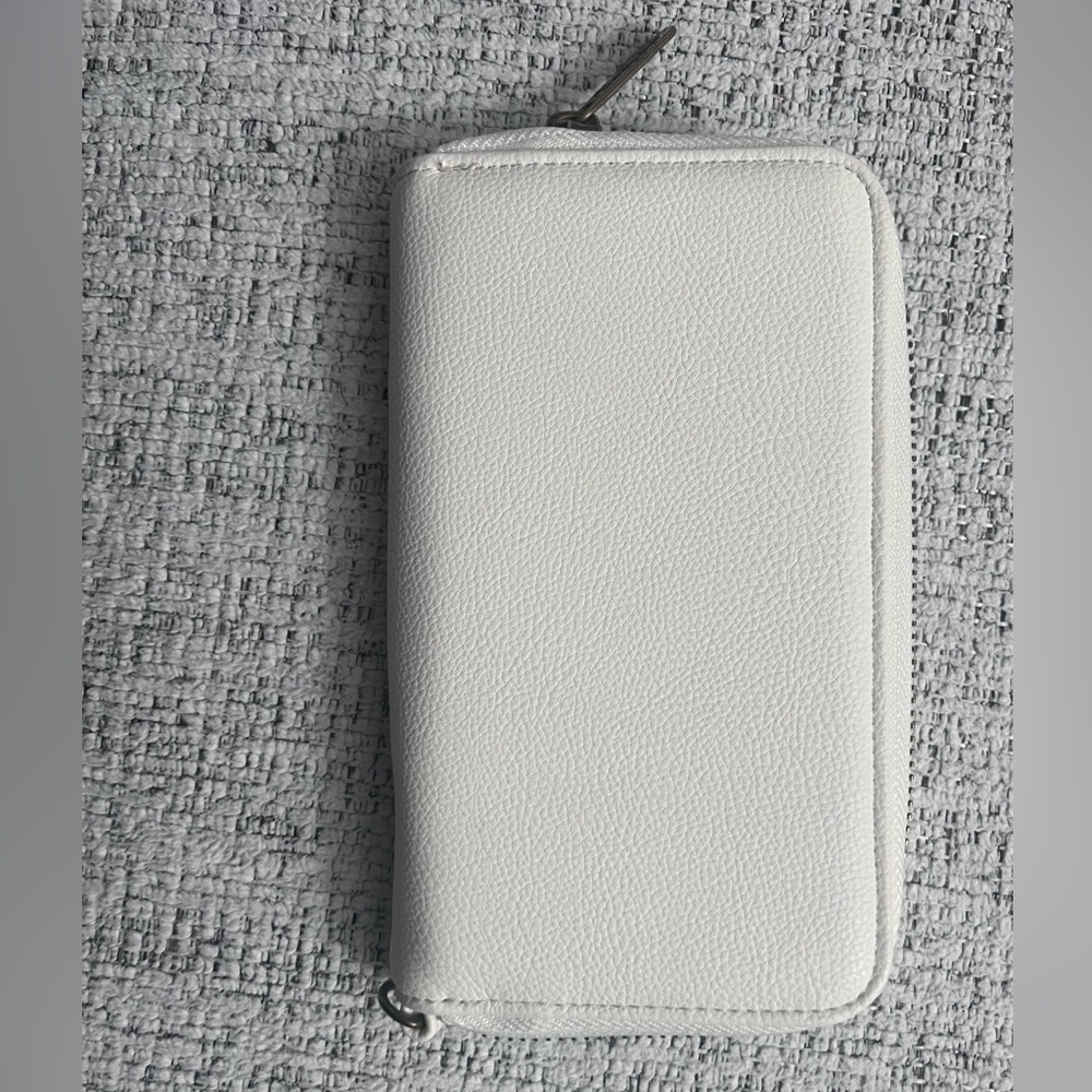 Thirty-One White Wallet